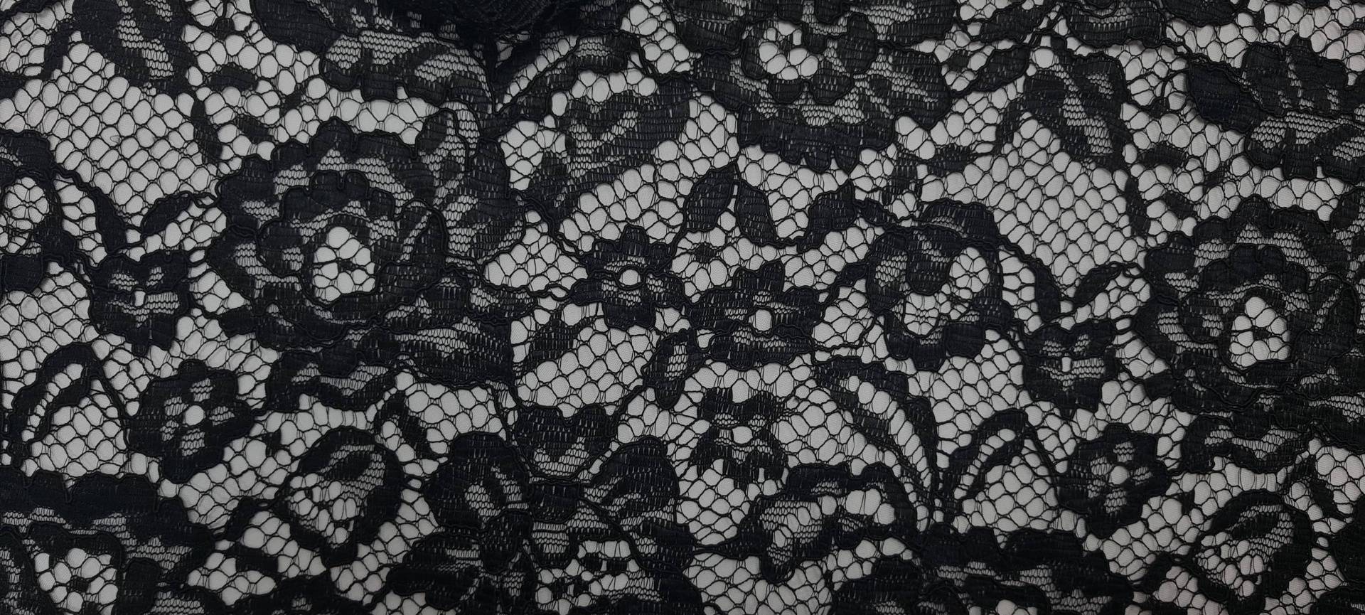 Гипюр (кружевное полотно) черное цветы