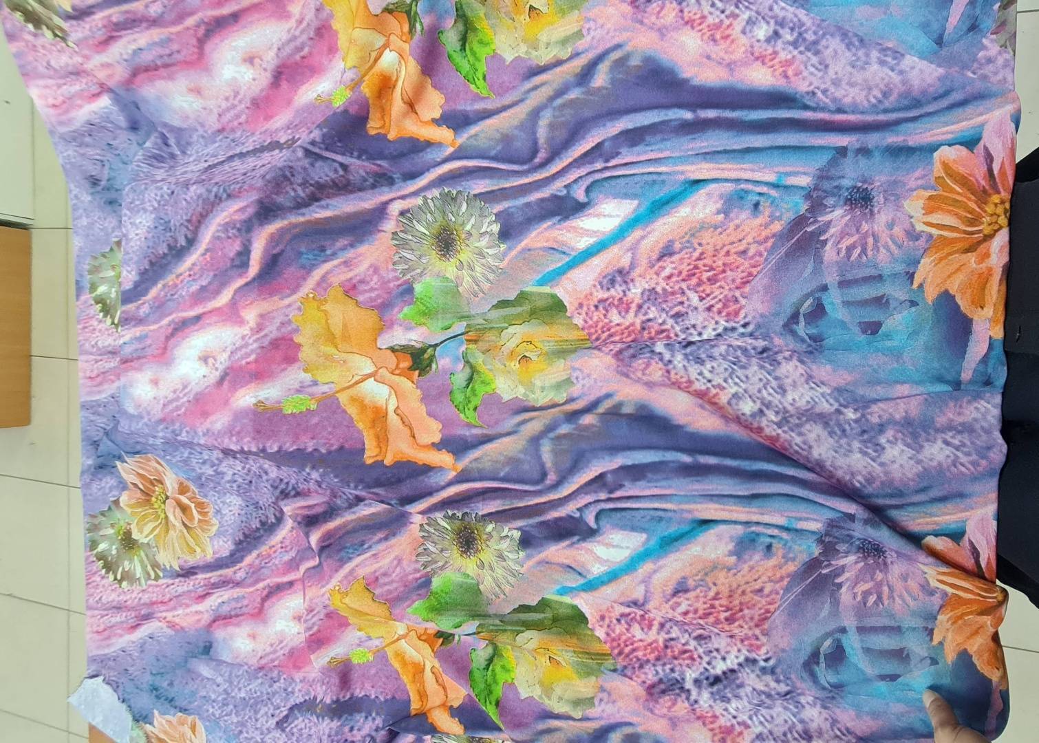 Плательно-блузочная акварельные цветы на фиолетовом фоне