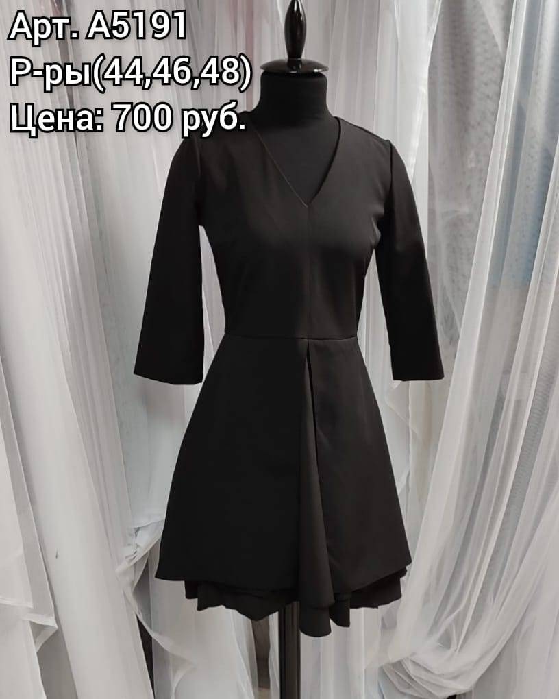 Платье черное в готическом стиле с V-образным вырезом