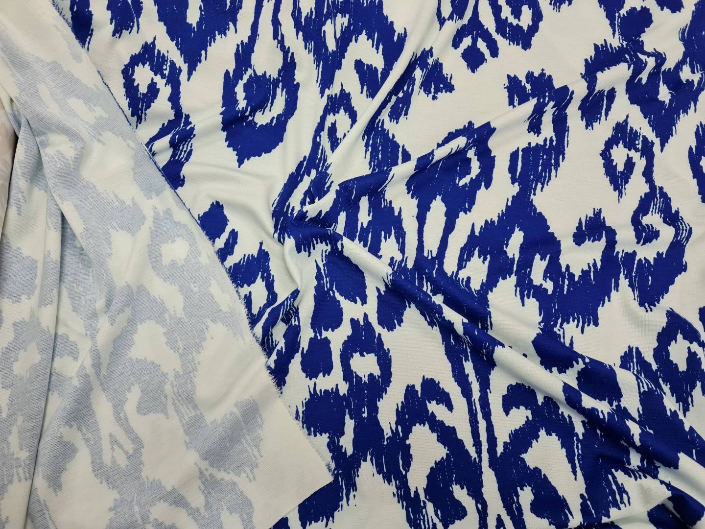 Трикотаж синяя абстракция на белом